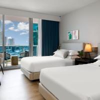 Четырехместный (Двухместный номер «Премьер» с 2 двуспальными кроватями, вид на город - Клубный этаж) курортного отеля Kimpton EPIC Hotel, an IHG Hotel, Майами