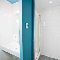 Двухместный (Номер Делюкс с кроватью размера «king-size») хостела Generator Amsterdam, Амстердам