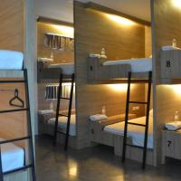 Номер (Общий номер для мужчин и женщин с 8 кроватями) хостела Rezt Bangkok, Бангкок