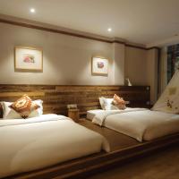 Двухместный (Deluxe Family Queen Room with River View & with Bathtub) семейного отеля Ron Inn Xingping Hepan Xiaozhu, Яншо