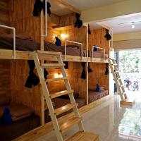 Номер (Односпальная кровать в общем номере) хостела Coco Khao Sok Hostel, Сураттхани