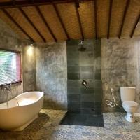 Двухместный (Двухместный номер Делюкс с 1 кроватью и ванной) семейного отеля Kailash Bali, Убуд