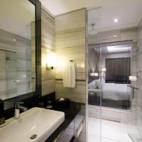 Двухместный (Smoking Twin Room with Balcony) отеля Luxent Hotel, Манила