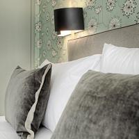 Двухместный (Улучшенный двухместный номер с 1 кроватью) отеля Hôtel Prony, Париж