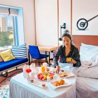 Двухместный (View Room with 04 Pints of Beer & 20% discount on Food & Soft Beverage & Laundry) отеля Hyatt Bangalore MG Road, Бангалор