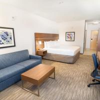 Двухместный (Deluxe King Room Hear Accessible - Roll in Shower/Non-Smoking) отеля Holiday Inn Express & Suites Las Vegas SW Springvalley, an IHG Hotel, Лас-Вегас