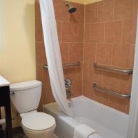 Четырехместный (Quadruple Room - Mobility Accessible) отеля SureStay Hotel by Best Western Portland City Center, Портленд