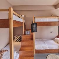 Четырехместный (Четырехместный номер с балконом) отеля Minimalist Poshtel & Suites, Нью-Дели