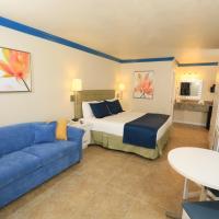 Четырехместный (King Room with Sofabed and Pool View) отеля SureStay Plus by Best Western Orlando International Drive, Орландо