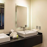 Сьюит (Представительский люкс с кроватью размера «king-size») отеля Holiday Inn Mexico Dali Airport, Мехико