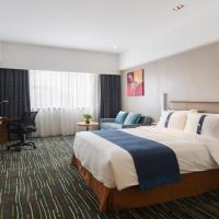 Двухместный (Улучшенный номер с кроватью размера «king-size») отеля Holiday Inn Express Shanghai New Jinqiao, Шанхай