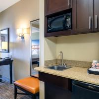 Сьюит (Люкс с кроватью размера «queen-size») отеля Holiday Inn Express Hotel & Suites Dallas West, an IHG Hotel, Даллас