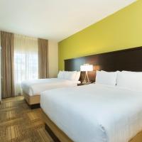 Двухместный (One-Bedroom Queen Room with Two Queen Beds and Mobility Accessible Tub - (No Resort Fee)) отеля Staybridge Suites Orlando at SeaWorld, an IHG Hotel, Орландо