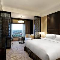 Двухместный (Club King Room with Daily Cocktail Hours with Appetizer Platter, Early Check In 10 AM, Late Check Out 4 PM) отеля Crowne Plaza New Delhi Mayur Vihar Noida, Нью-Дели