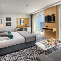 Сьюит (Семейный люкс «Премиум» с балконом и видом на море) отеля Hotel Neptun Dubrovnik, Дубровник