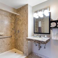 Двухместный (Номер с кроватью размера «king-size» и безбарьерным душем — Для гостей с ограниченными физическими возможностями) отеля Best Western Plus Hyde Park Chicago Hotel, Чикаго