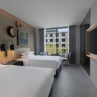 Двухместный (Улучшенный номер с 2 двуспальными кроватями) отеля Four Points by Sheraton Phuket Patong Beach Resort, Пхукет