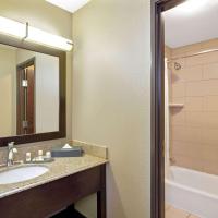 Семейный (Deluxe Executive King Room - Non-Smoking) отеля La Quinta Inn & Suites by Wyndham LV Tropicana Stadium, Лас-Вегас