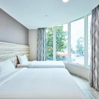 Трехместный (Deluxe Triple Room with One Double Bed and One Single Bed) отеля Fragrance Hotel - Crystal, Сингапур (город)