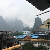 Семейный (Семейный люкс с балконом) гостевого дома Climbers Inn Yangshuo West Street, Яншо