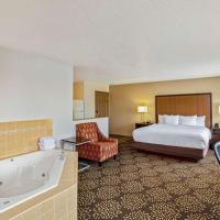 Сьюит (1 King Bed, Deluxe Mobility Accessible Studio Suite, Pool View, Non-Smoking) отеля La Quinta by Wyndham Las Vegas RedRock/Summerlin, Лас-Вегас