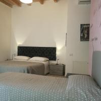 Трехместный (Трехместный номер) апартаментов B&B La Corte Del Borgo Antico, Бари