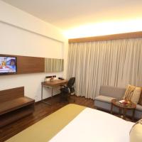 Трехместный (Superior room city view king bed with Happy Hours (1+1) on selected brands) отеля The Gateway Hotel EM Bypass Kolkata, Калькутта