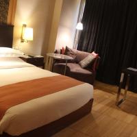 Двухместный (Номер с кроватью размера «king-size» и безбарьерной душевой, подходит для гостей с ограниченными физическими возможностями — Для курящих) отеля Holiday Inn New Delhi Mayur Vihar Noida, Нью-Дели