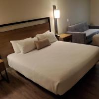 Сьюит (1 King Bed, Sofa Bed, Deluxe Room, Non-Smoking) отеля Wyndham Garden San Diego, Сан-Диего