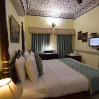 Трехместный (Royal Deluxe Family  Free Pick up on Arrival only from Train or Bus station) отеля Umaid Bhawan - Heritage Style Hotel, Джайпур