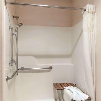 Четырехместный (Queen Room with Two Queen Beds and  Roll-in-Shower - Accessible/Non-Smoking) отеля Clarion Hotel Portland International Airport, Портленд