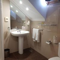 Трехместный (Трехместный номер) отеля Hotel Puerto, Хихон