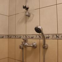 Двухместный (Двухместный номер с 1 двуспальной кроватью, дополнительной кроватью и собственной ванной комнатой) хостела Hostel Lõuna, Пярну