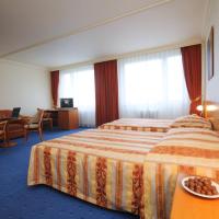 Двухместный (Представительский двухместный номер с 1 кроватью или 2 отдельными кроватями, бесплатная парковка) отеля Top Hotel Prague, Прага