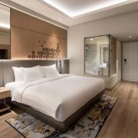 Двухместный (Улучшенный номер с кроватью размера «king-size») отеля Mercure Jakarta Batavia, Джакарта