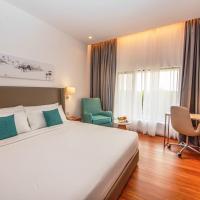 Трехместный (Двухместный номер Делюкс с 1 кроватью размера king-size) отеля The Gateway Hotel Airport Garden by Taj, Негомбо