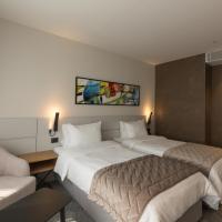 Двухместный (Улучшенный двухместный номер с 2 отдельными кроватями, предоставляется бесплатный доступ в оздоровительный центр) отеля Hotel Mona Plaza, Белград