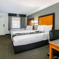 Сьюит (Семейный суперлюкс для некурящих) отеля La Quinta Inn by Wyndham Dallas Uptown, Даллас