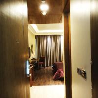 Двухместный (Club Twin Room - Non-Smoking with Happy Hours (1+1),15% Discount on F&B,INR 500 Spa Credit, Early check-in for 03 Hours and Late checkout for 03 Hours) отеля Ramada Gurgaon Central, Гургаон