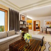 Сьюит (Executive King Suite - Non-Smoking with lounge access and Both ways airport transfers, 01+01 on alcoholic beverages at Connexons Bar b/w 1000 - 2200 hrs, 50% off on Salon, 01+01 on bakery products at Delicious b/w 1900-2000 hrs) отеля Crowne Plaza Today Gurgaon, Гургаон