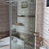 Четырехместный (Четырехместный номер с балконом) отеля 7s Anh Duc 2 Hotel Binh Duong, Хошимин