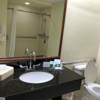 Сьюит (King Suite - Accessible/Non-Smoking) отеля Quality Suites Orlando Close to I-Drive, Орландо