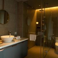 Двухместный (Улучшенный номер с кроватью размера «queen-size») отеля HOME Hotel, Хошимин