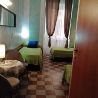 Трехместный (Трехместный номер с общей ванной комнатой) хостела Român Holidays Hostel, Рим