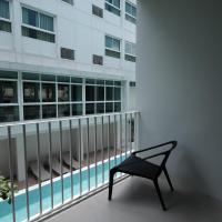 Трехместный (Стандартный трехместный номер с балконом) хостела CHERN Hostel, Бангкок