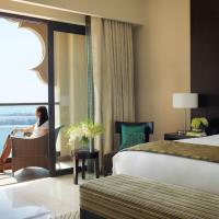 Сьюит (Угловой люкс Fairmont Gold с гидромассажной ванной и балконом, вид на море и остров Палм-Джумейра) курортного отеля Fairmont The Palm, Дубай