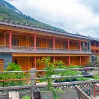 Трехместный (Трехместный номер с видом на горы) семейного отеля Tiger Leaping Gorge Horse and Tea Hostel, Шангри-Ла (Тибет)