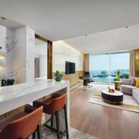 Сьюит (Duplex King Club Suite with Lake View - Smoking) отеля Crowne Plaza Suzhou, Сучжоу