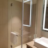 Двухместный (1 KING BED PREMIUM KITCHENETTE NON SMOKING WITH ONE ROUND OF SUN DOWNER FOR 2 (TEA/ COFFEE WITH CHEF’S SPECIAL ONE PORTION OF SNACKS), 20% DISCOUNT ON F&B) отеля Holiday Inn Gurugram Sector 90, an IHG Hotel, Гургаон