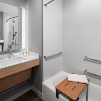 Четырехместный (Deluxe King Room with Tub - Accessible) отеля Hyatt Place Atlanta/Perimeter Center, Атланта